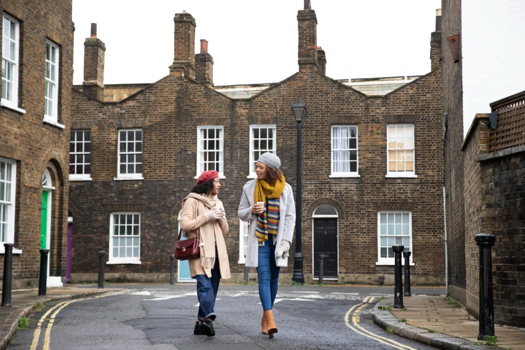 kobi education-beasiswa chevening s1-gambar dua pelajar sedang berjalan di salah satu kota di inggris