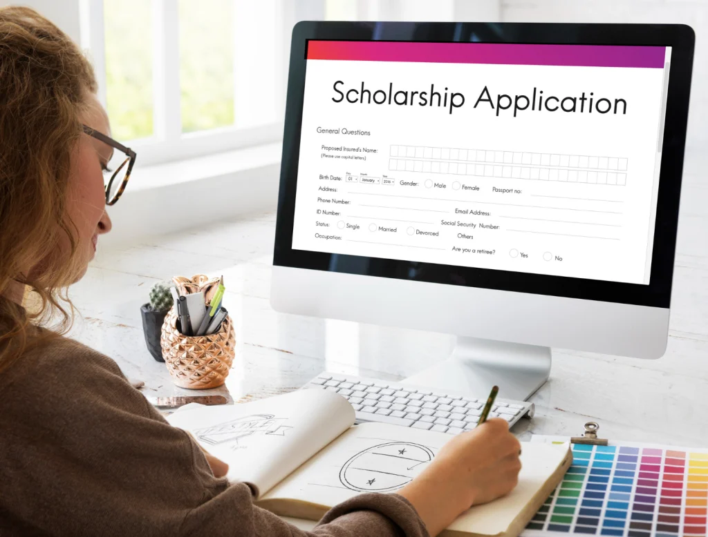 kobi education-inpex scholarship s2-gambar orang sedang daftar beasiswa luar negeri via online