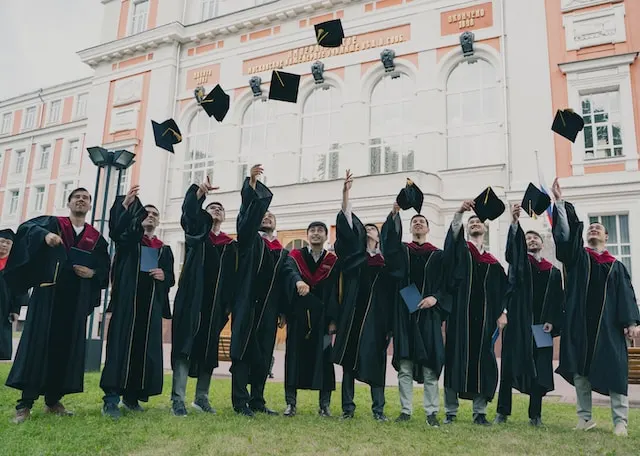kobi education-gaji lulusan s2 luar negeri di indonesia-gambar 10 orang berkumpul dan melempar topi toga mereka setelah wisuda