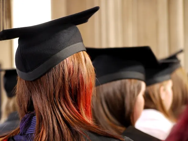 kobi education-beasiswa luar negeri s2 full biaya hidup-gambar wanita wisudawan sedang menggunakan topi wisuda