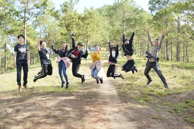 kobi education-beasiswa luar negeri tanpa essay-gambar delapan orang sedang melompat dan gembira secara bersamaan
