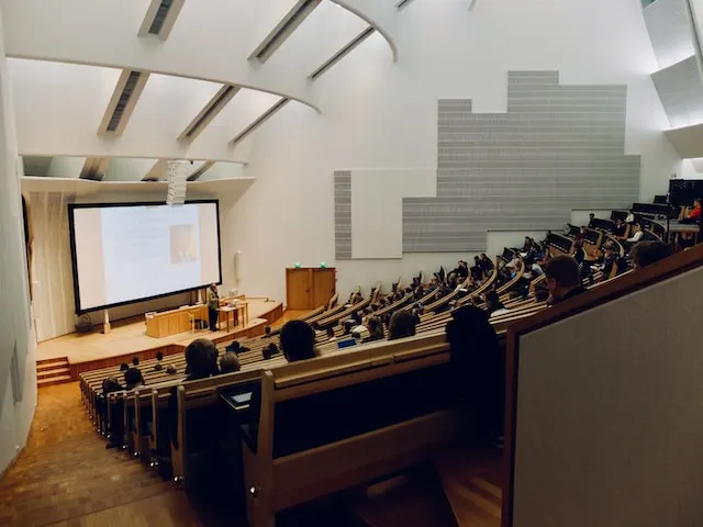 kobi education-universitas luar negeri dengan jurusan psikologi terbaik-gambar ruang kelas auditorium kuliah yang sedang digunakan