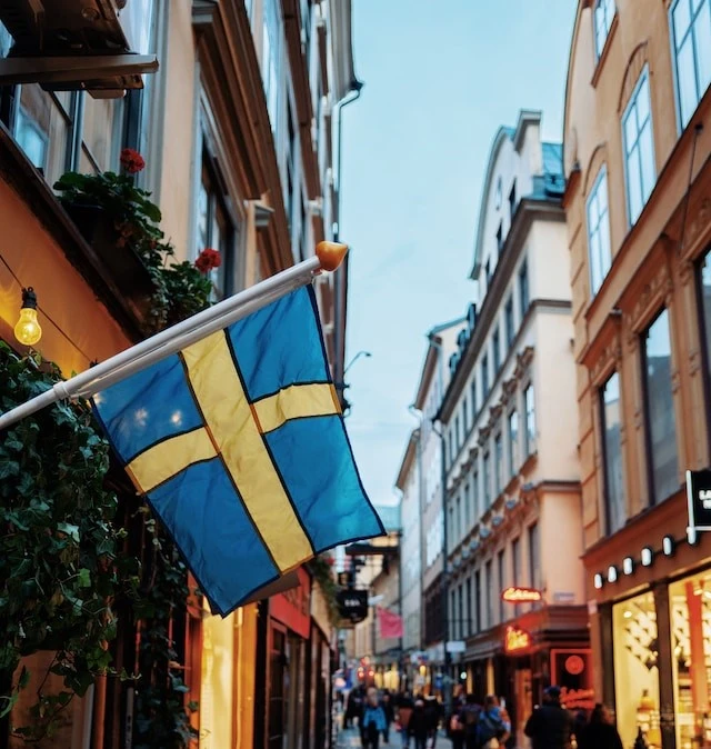 kobi education-beasiswa uppsala university global-gambar bendera swedia di tengah perkotaan
