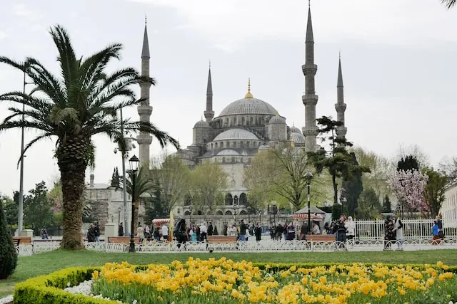 kobi education-tips lolos beasiswa turkiye-gambar masjid istanbul di siang hari