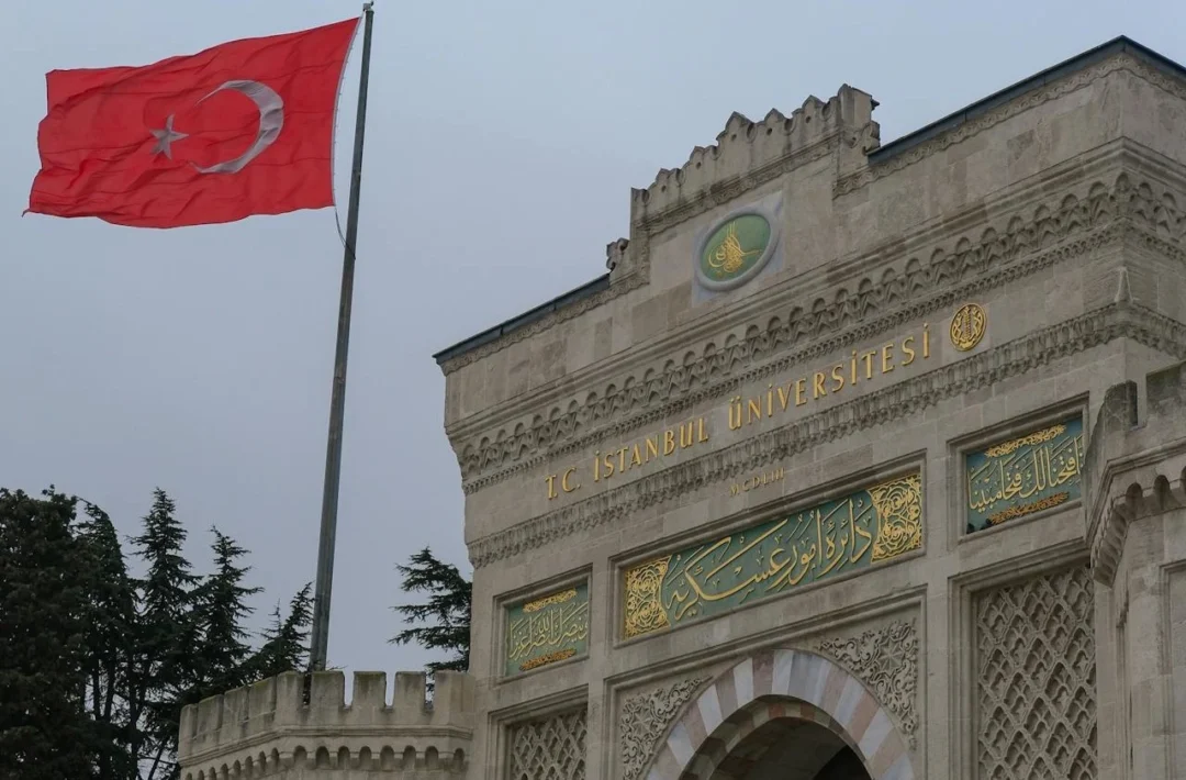 kobi education-kuota beasiswa turkiye burslari-gambar salah satu bangunan turki yang ada bendera berdiri di tengah lapangannya