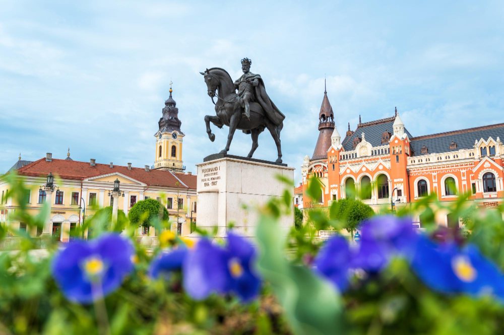 kobi education-kuliah ke rumania-gambar patung raja ferdinand di tengah kota pada siang hari