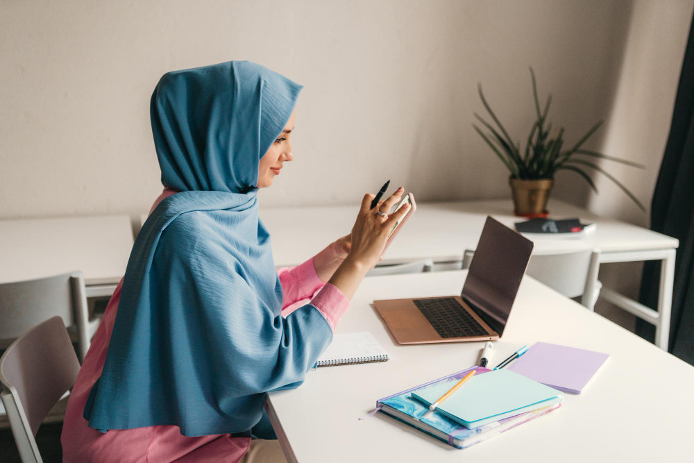 kobi education-universitas khusus wanita di asia barat-gambar seorang wanita muslim sedang bekerja di kantor perkuliahan