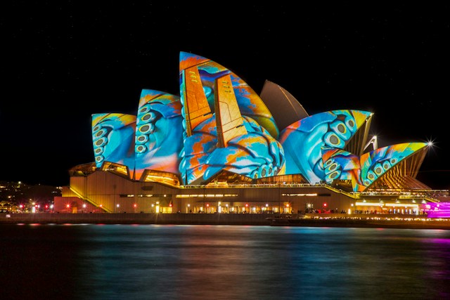 kobi education-alasan kuliah ke australia-gambar opera house di kota sydney pada malam hari