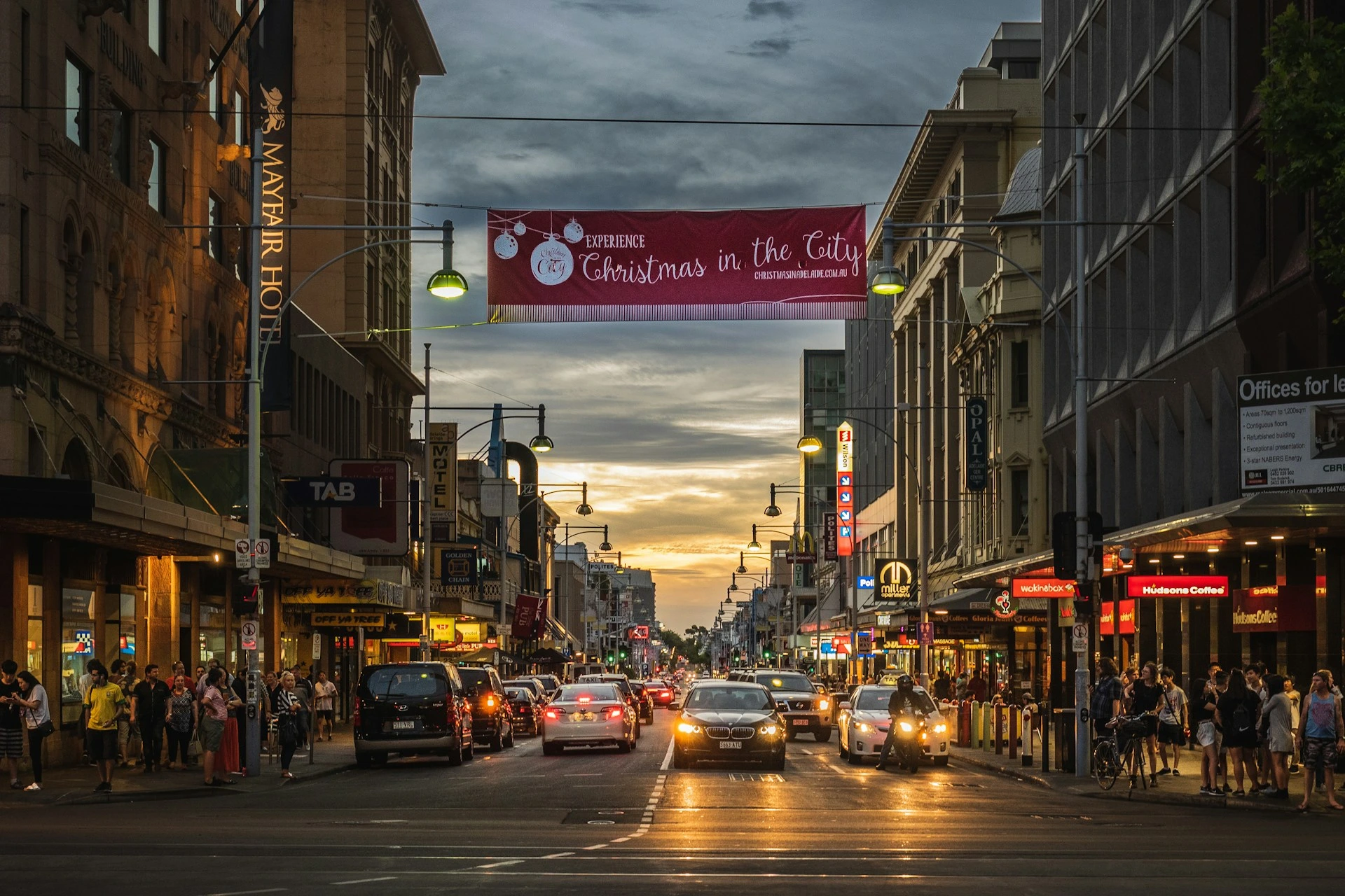 kobi education-kota terbaik di australia-gambar keramaian kota adelaide