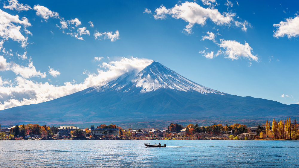kobi education-alasan kuliah ke jepang-gambar gunung fuji di danau kawaguchiko pada siang hari