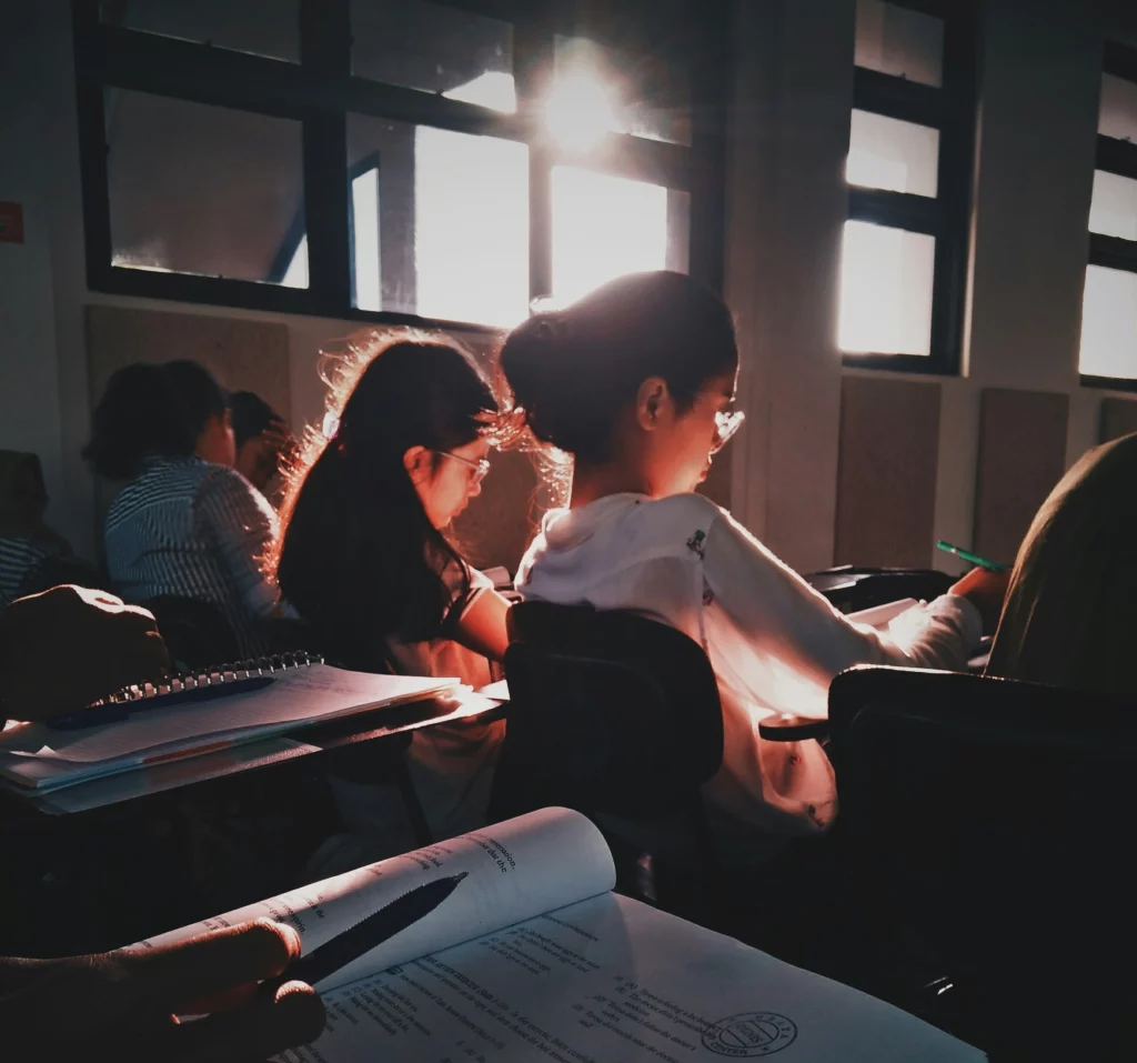 kobi education-tahapan seleksi mext scholarship-gambar para mahasiswa sedang belajar di ruang kelas yang agak gelap