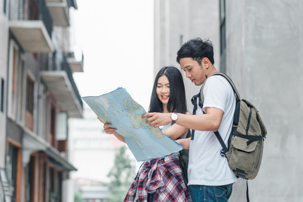 kobi education-kuliah s1 di luar negeri-gambar pasangan sedang melihat peta