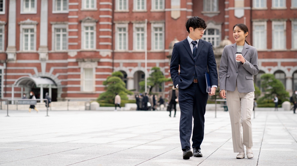 kobi education-jurusan kuliah yang bisa kerja di jepang-gambar dua mahasiswa sedang berjalan di lingkungan kampus mereka