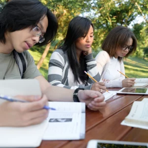 kobi education-persyaratan beasiswa gks s1-gambar tiga mahasiswa s1 sedang belajar bersama