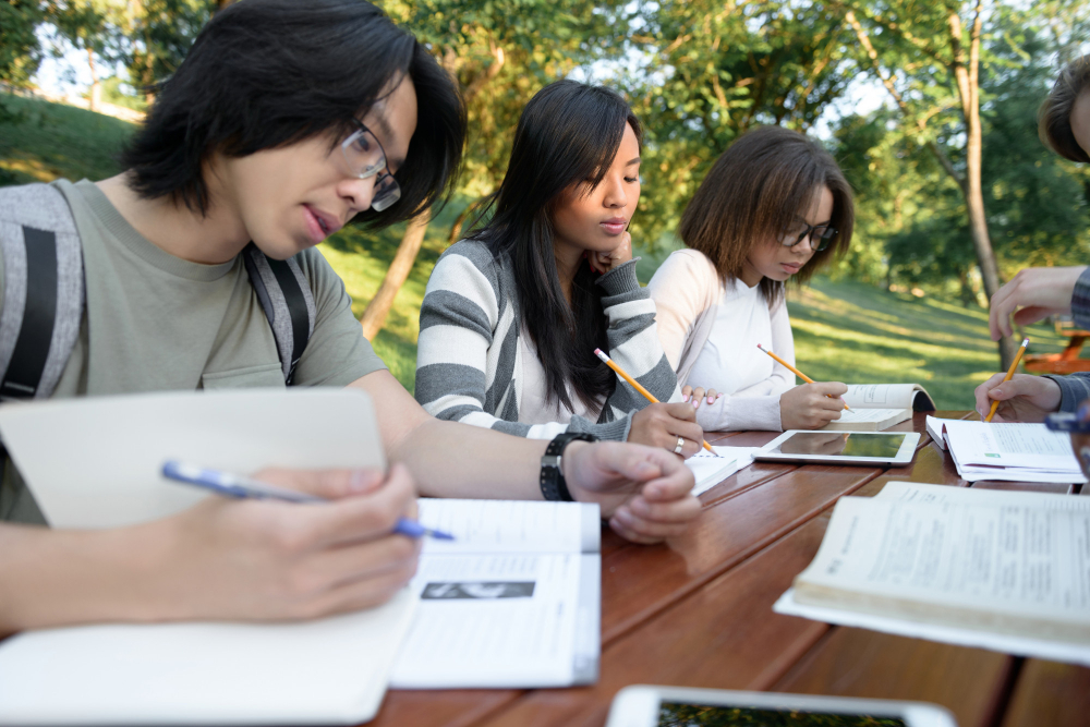 kobi education-persyaratan beasiswa gks s1-gambar tiga mahasiswa s1 sedang belajar bersama