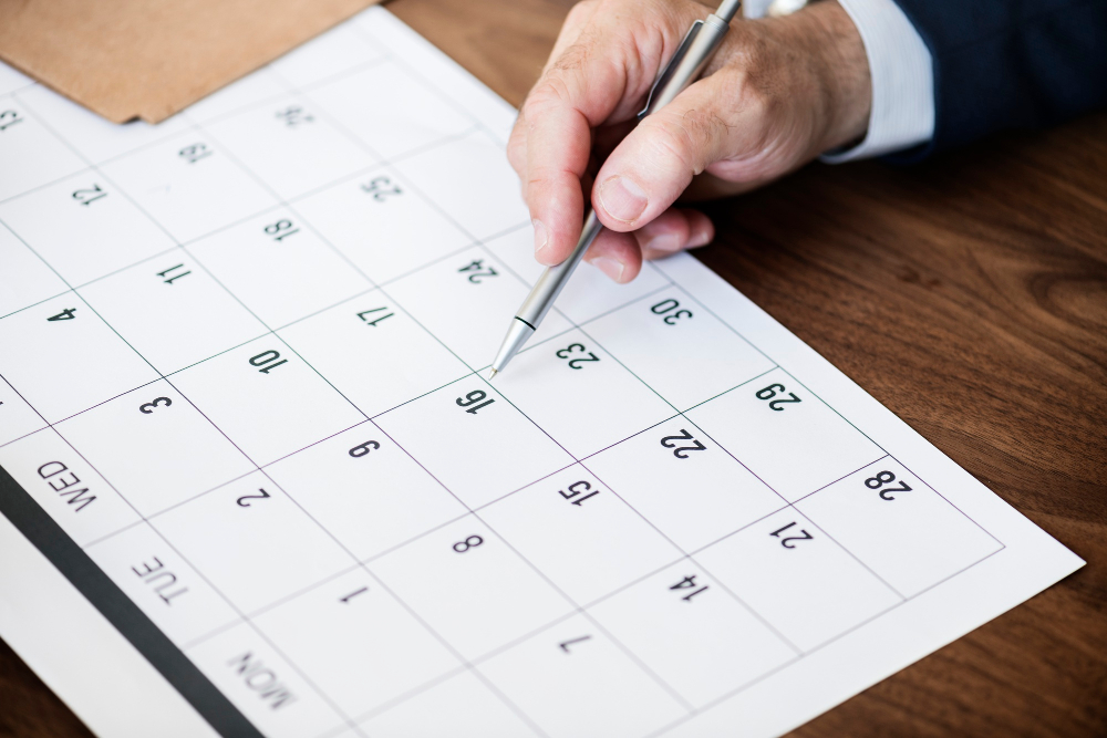 kobi education-beasiswa mext deadline-gambar kalendar sedang ditunjuk oleh karyawan