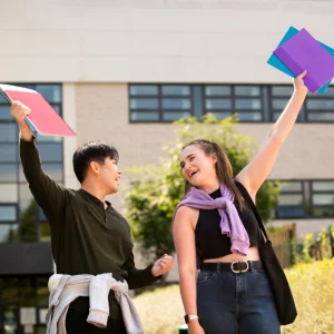 kobi education-beasiswa s2 mext-gambar dua mahasiswa sedang bahagia