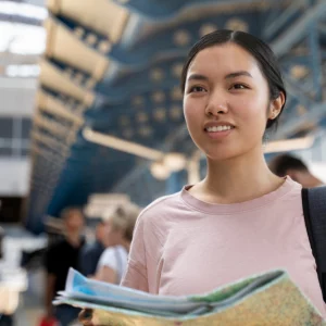 kobi education-kuliah ke luar negeri-gambar turis dari negera asia sedang bersenyum dan bersiap untuk berjalan ke luar negeri