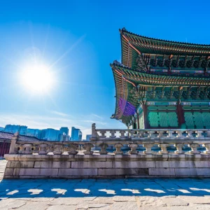 kobi education-universitas korea selatan terbaik-gambar salah satu kuil di korea selatan dengan matahari sedang terlihat di langit