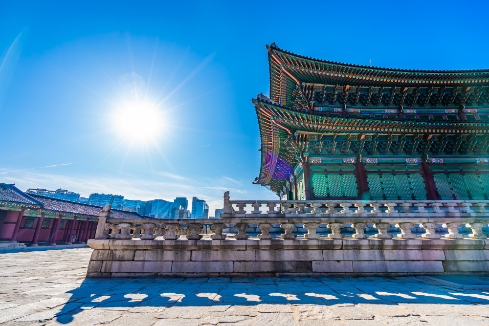 kobi education-universitas korea selatan terbaik-gambar salah satu kuil di korea selatan dengan matahari sedang terlihat di langit