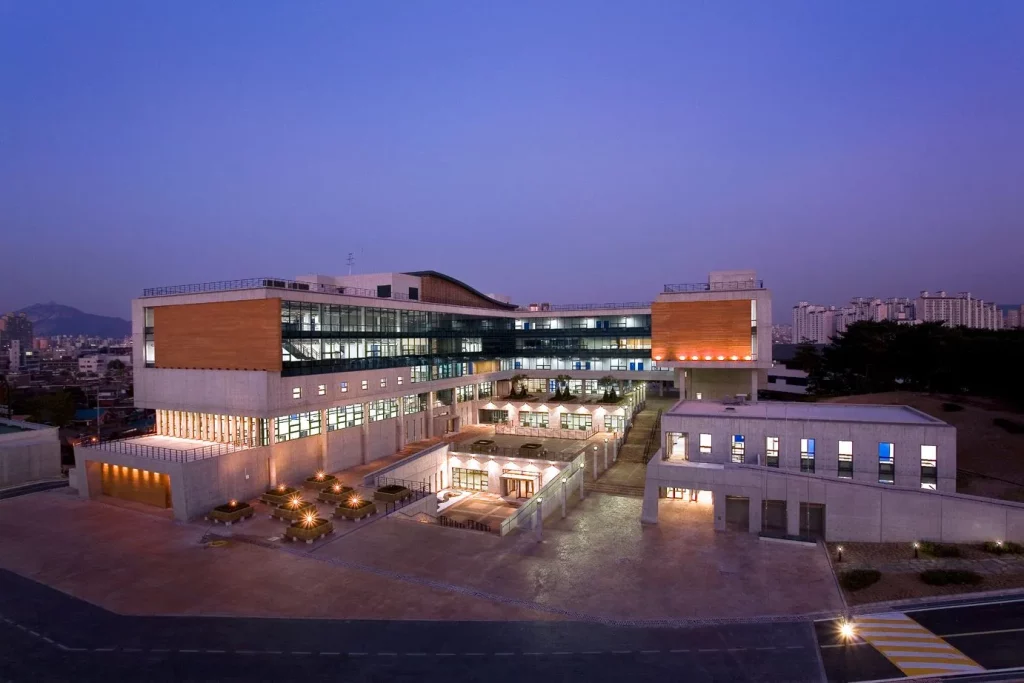 kobi education-korea university of arts-gambar universitas kua pada sore hari