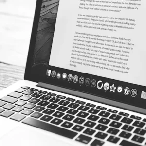 kobi education-contoh hook dalam essay-gambar tampilan essay di salah satu laptop karyawan