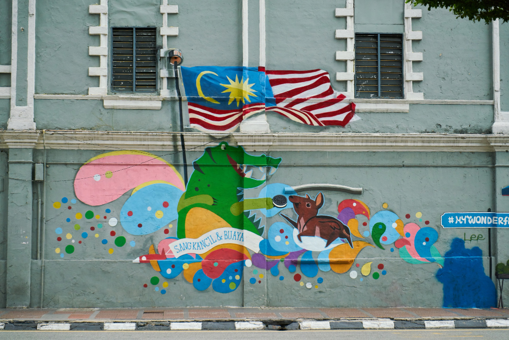 kobi education-biaya hidup di malaysia-gambar grafiti bendera malaysia di suatu dinding bangunan