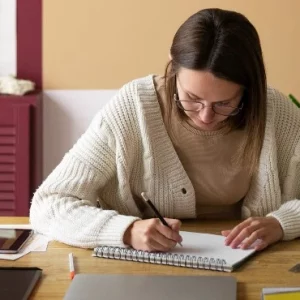 kobi education-tes toefl ibt-gambar wanita sedang belajar dengan sangat serius dan tanpa pamrih