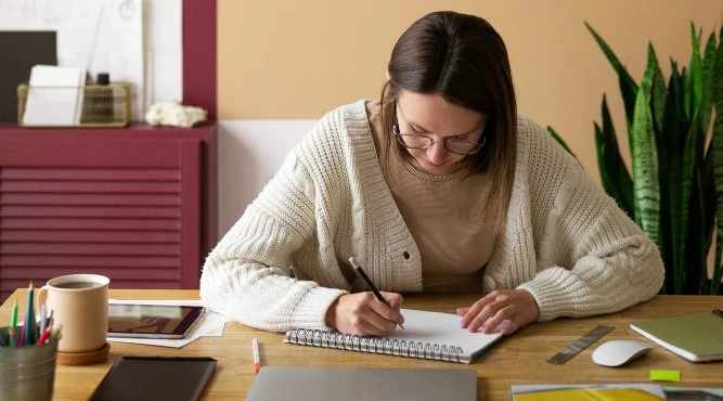 kobi education-tes toefl ibt-gambar wanita sedang belajar dengan sangat serius dan tanpa pamrih