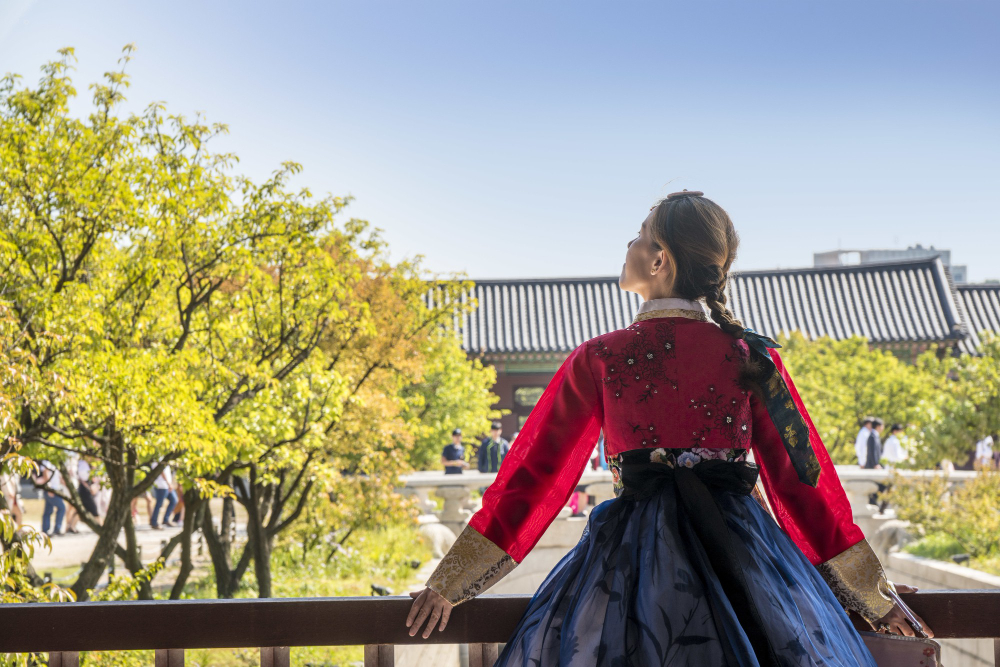 kobi education-syarat masuk universitas korea-gambar wanita korea sedang menggunakan pakaian tradisional di siang hari