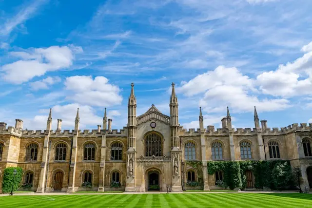 kobi education-rowan williams cambridge studentship-gambar universitas cambridge di cuaca yang cerah