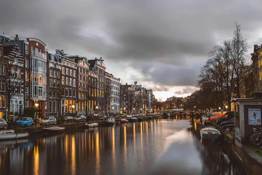 kobi education-kota teraman di dunia-gambar pemandangan amsterdam