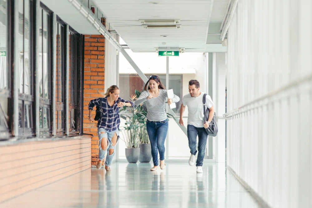 kobi education-keuntungan program pathway-gambar tiga mahasiswa sedang berlari dengan sangat gembira