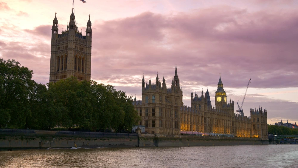 kobi education-beasiswa chevening-gambar kota london pada sore hari menuju malam