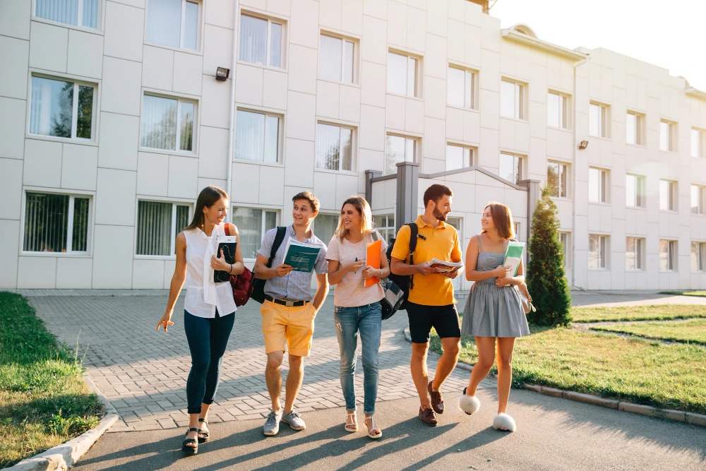 kobi education-universitas zurich-gambar lima mahasiswa sedang berbicang di waktu luang mereka pada sore hari