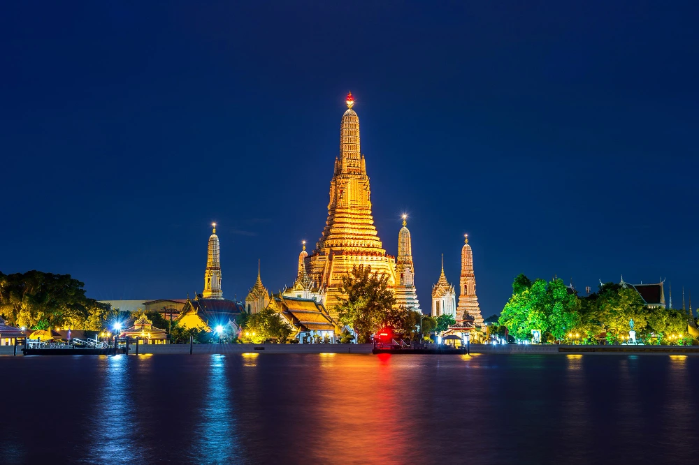 kobi education-beasiswa thailand tanpa toefl-gambar wat arun temple di malam hari