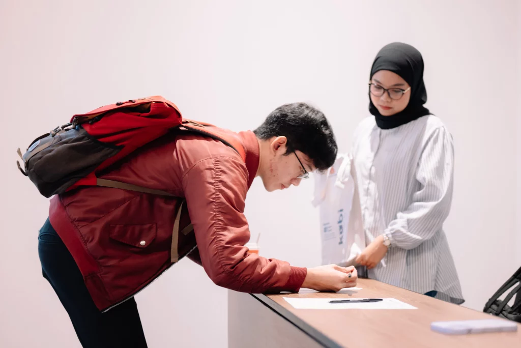 kobi education-onboarding msib-gambar intern msib sedang melakukan registrasi