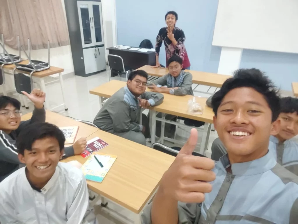 kobi education-persiapan ielts-gambar siswa sma ma'had sedang selfie bersama