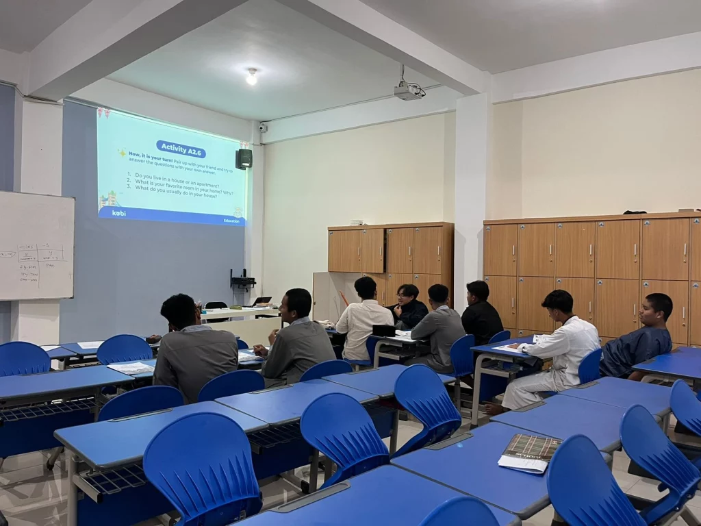 kobi education-persiapan ielts-gambar siswa sma ma'had sedang menonton presentasi