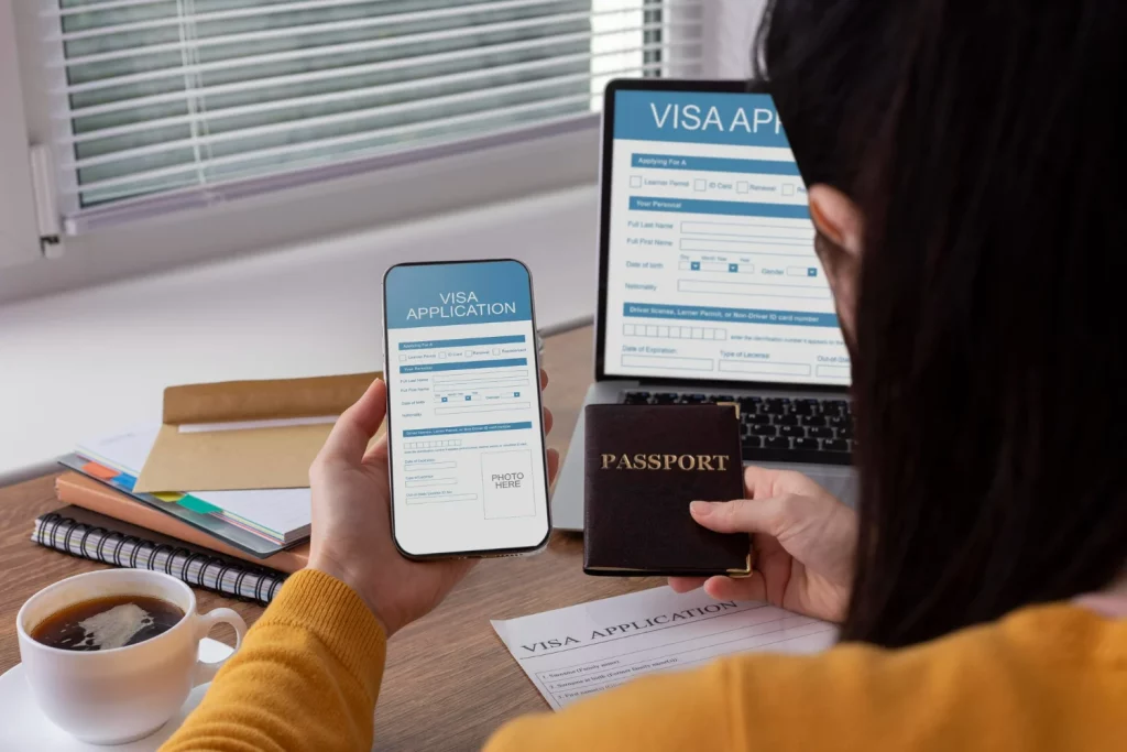 kobi education-visa pelajar malaysia-gambar seseorang sedang teliti membaca aplikasi visa via smartphone