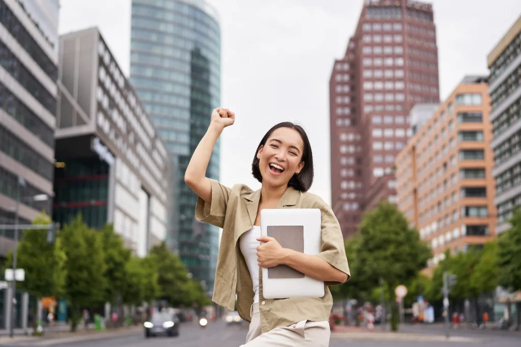 kobi education-tips manajemen waktu study abroad-gambar wanita sedang ceria di tengah kota