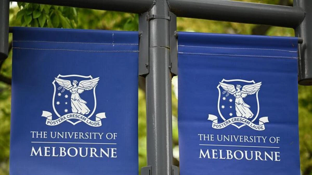 kobi education-jurusan di melbourne university-gambar bendera university of melbourne di tengah taman