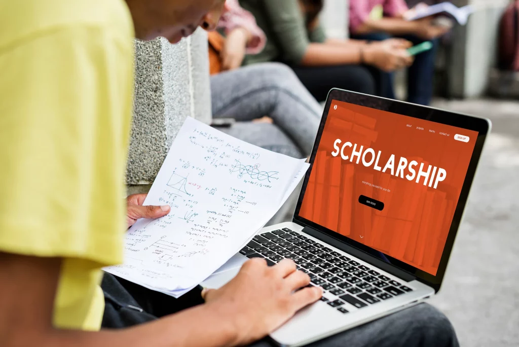 kobi education-cara mendapatkan beasiswa luar negeri-gambar tampilan kata scholarship di depan layar suatu laptop tertentu