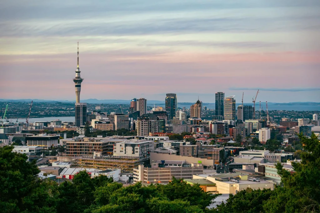 kobi education-universitas di new zealand-gambar penampilan kota yang sedang ramai di sore hari yang santai