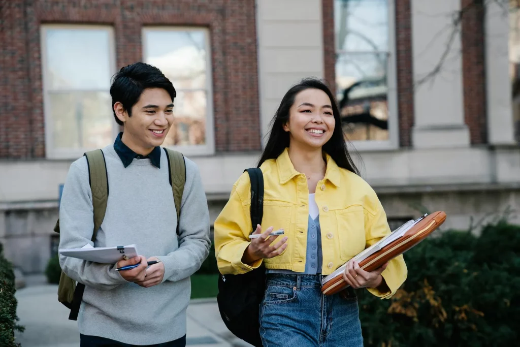 kobi education-jurusan beasiswa manaaki-gambar dua kerabat sedang berjalan bersama di dalam kampus