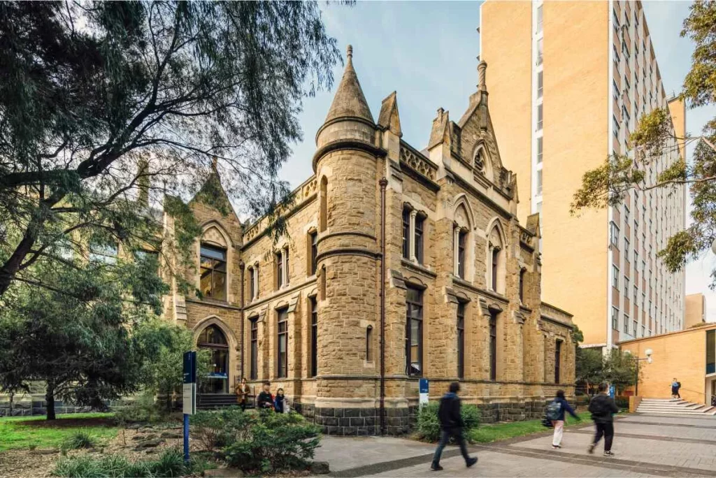 kobi education-jurusan di melbourne university-gambar penampilan universitas melbourne dari depan