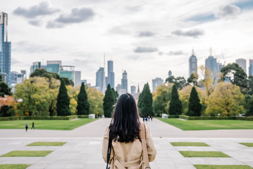 kobi education-biaya kuliah s2 di australia-gambar mahasiswa sedang melihat pemandangan universitasnya