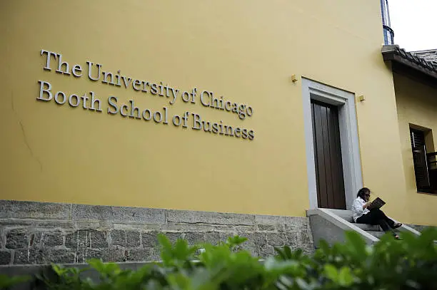 kobi education-program mba terbaik di dunia-gambar tampilan logo the university of chicago booth school of business di siang hari cerah