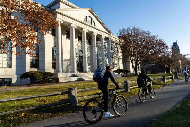 kobi education-program mba terbaik di dunia-gambar tampilan universitas harvard di siang hari cerah