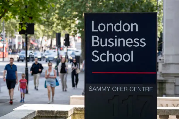 kobi education-program mba terbaik di dunia-gambar tampilan london business school di siang hari cerah